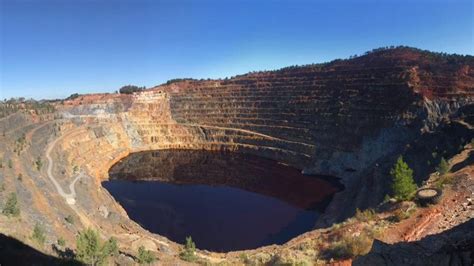 Vista panorámica de una corta minera en la Faja Pirítica Ibérica, mostrando la escala de la explotación y el paisaje característico.