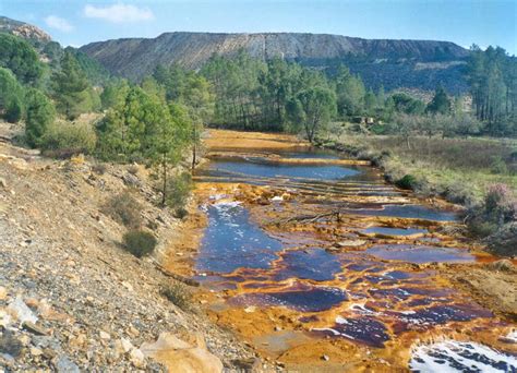 Paisaje del río Agrio (Tintillo), mostrando la coloración rojiza característica del drenaje ácido.