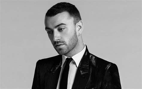 Fotografía de Sam Smith mostrando su figura transformada.