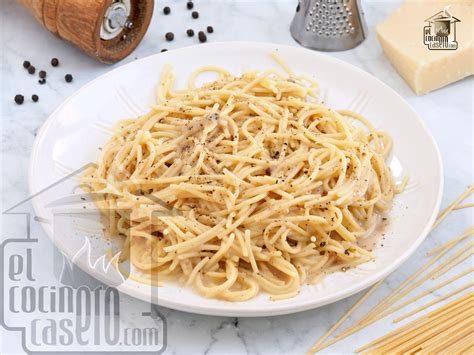Imagen de un plato humeante de pasta Cacio e Pepe recién servido.