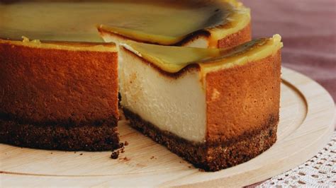 Foto de una tarta de queso keto decorada con fresas