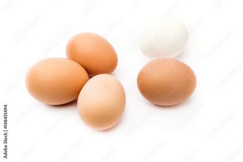 Infografía comparativa de huevos blancos y morenos, destacando que el color de la cáscara es genético y no afecta el valor nutricional.