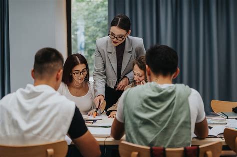 Chris Powell guiando a un participante en una sesión de ejercicio