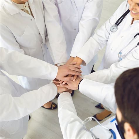 Equipo multidisciplinar de La Vega Clinic discutiendo un plan de tratamiento para la obesidad.