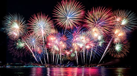 Imagen de un calendario marcando el inicio de julio con fuegos artificiales y confeti