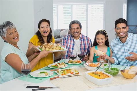 Fotografía de una familia compartiendo una comida saludable y adaptada a la dieta cetogénica.