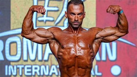 Imagen de un culturista en una competición, enfatizando el aspecto extremo de la disciplina