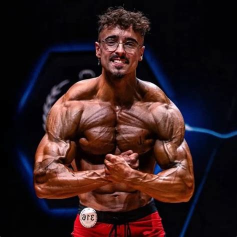 Fotografía de Ander Basurto en una pose de culturismo