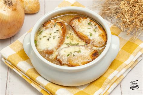 ramequines individuales con sopa de cebolla gratinada