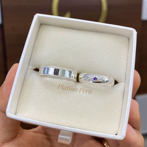 Pareja intercambiando alianzas de plata