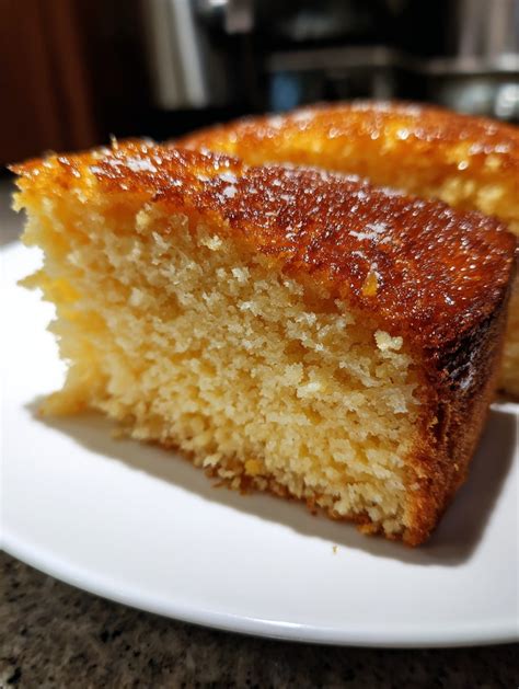 Foto de un bizcocho de harina de coco recién horneado, mostrando su textura esponjosa.