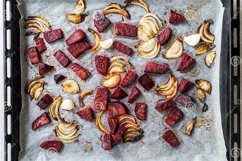 Bandeja para hornear con rodajas de salami y queso