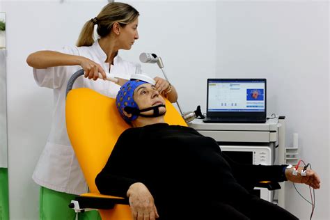 Representación visual de una sesión de Estimulación Magnética Transcraneal (EMT).