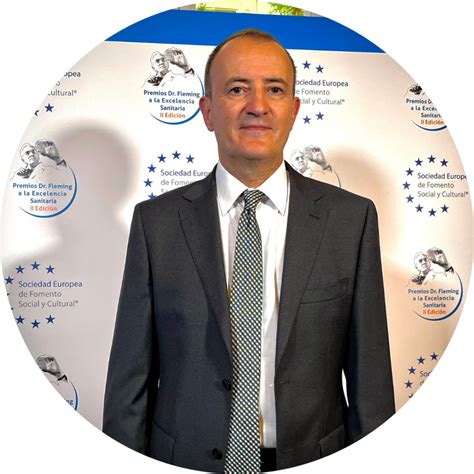 Fotografía del Dr. Francisco Tamayo en un entorno clínico.