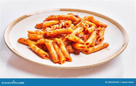 Imagen: Plato de macarrones de camarones cajún con espárragos