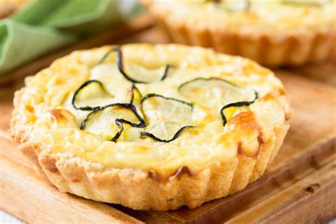 Infografía con los ingredientes principales de la quiche: calabacín, puerro, patatas, huevos y queso parmesano.