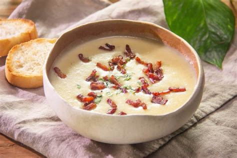 olla con sopa de verduras, tocino y queso parmesano