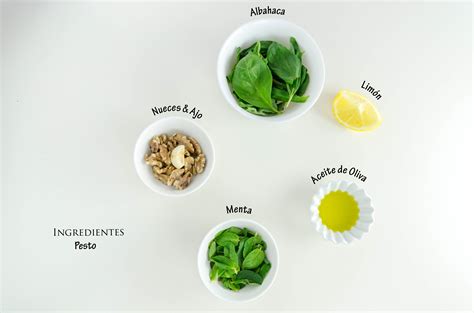 ingredientes para pesto en un procesador de alimentos