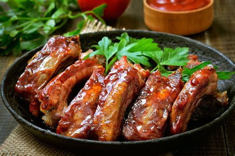 Costillas de cerdo dorándose en una cazuela