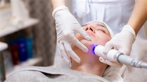 Esquema comparativo de diferentes tratamientos estéticos para la reducción de grasa y la reafirmación de la piel.