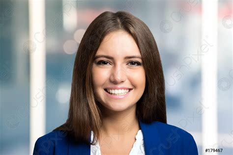 Fotografía de una mujer sonriente mostrando su transformación física tras la pérdida de peso.