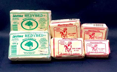 Ilustración comparando la mantequilla de vaca alimentada con pasto y la mantequilla regular.