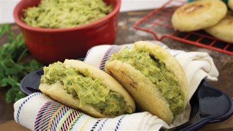 Infografía con los ingredientes principales para la arepa de pollo saludable.