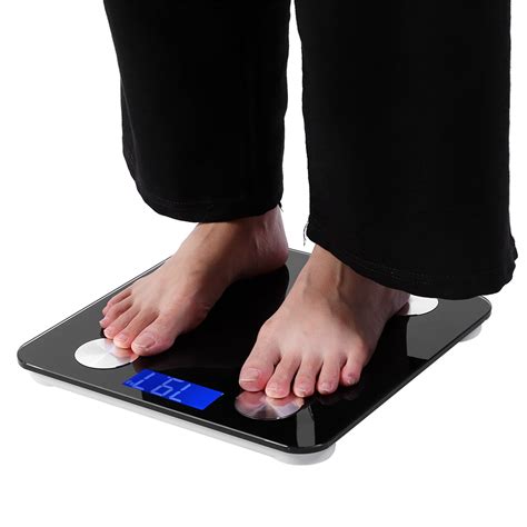 Imagen de una báscula de farmacia moderna con pantalla digital mostrando peso, altura e IMC.