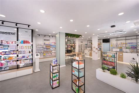 Imagen de una farmacia moderna y accesible en Alicante, con estanterías de productos de parafarmacia y un mostrador de atención al cliente.