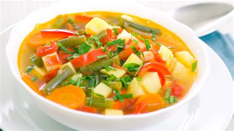 receta visual de un caldo de verduras casero y saludable
