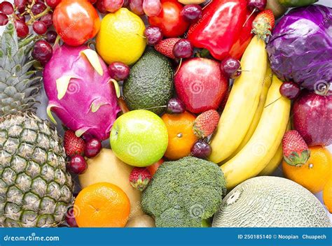 Frutas y verduras variadas en un bol, destacando las aceitunas verdes y negras