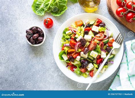 Imagen de un plato de ensalada con aceitunas, mostrando su uso como ingrediente saludable