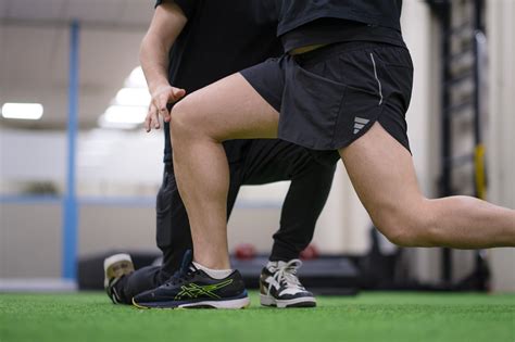 joven participando en una actividad física guiada por un fisioterapeuta.