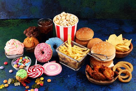 ejemplos de alimentos ultraprocesados y comida rápida frente a opciones saludables como frutas y verduras.
