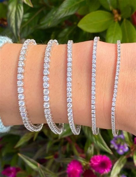 Primer plano de una pulsera de tenis con diamantes.