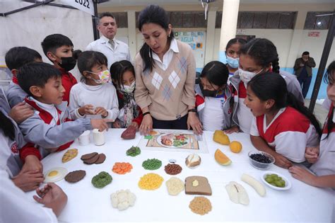 Ilustración que representa un debate familiar sobre la alimentación infantil