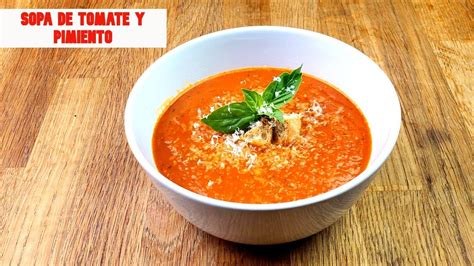 Ingredientes frescos para una crema de tomate y pimiento vibrante