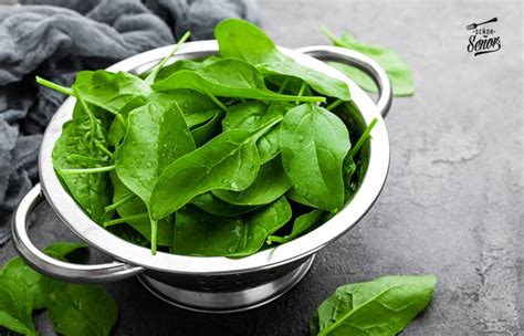 Espinacas frescas y otros ingredientes para una crema verde nutritiva