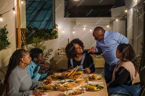 Familia compartiendo una comida saludable en la mesa.