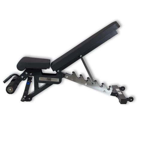 Imagen de un gimnasio casero con banco ajustable y mancuernas.