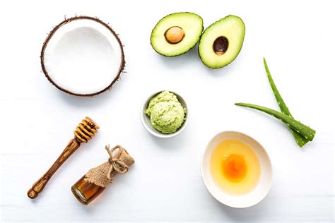 Collage de ingredientes naturales para mascarillas capilares: aguacate, plátano, miel, leche de coco, aloe vera.