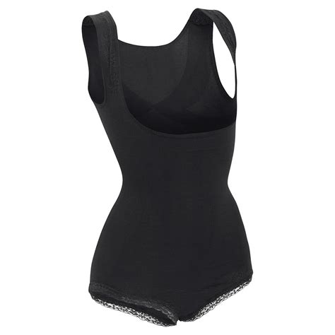 Mujer usando una faja body debajo de un vestido ajustado