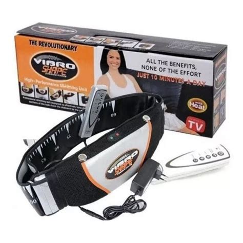 Un hombre o mujer usando el cinturón Vibro Shape mientras realiza actividades cotidianas, como trabajar en un escritorio o ver televisión.