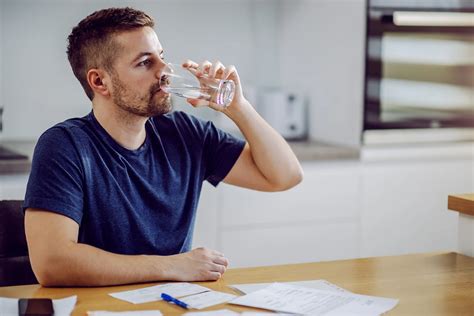 Tabla comparativa de síntomas y causas de la sed excesiva
