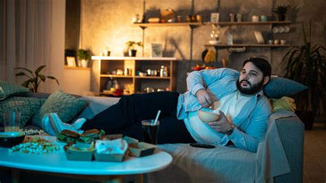 Infografía comparando un estilo de vida sedentario con uno activo, destacando la quema de calorías.