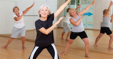 Mujeres mayores participando en una clase de danza terapéutica