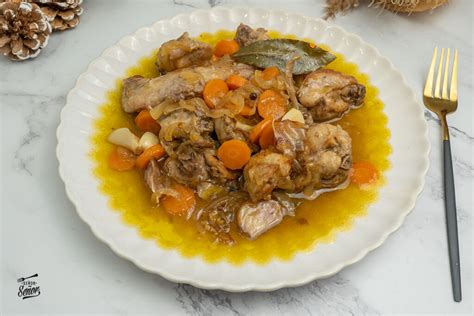Fotografía de un plato de conejo en escabeche servido con ensalada