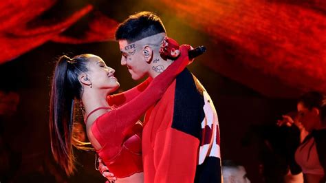 Collage de fotos de Emilia Mernes y Duki en diferentes momentos de su relación.