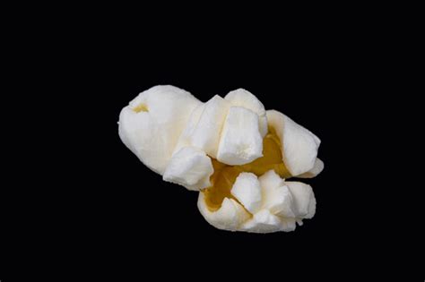 Ilustración detallada de la cáscara de la palomita de maíz, destacando su contenido de polifenoles y fibra.