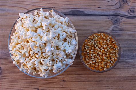 Imagen de una persona disfrutando de un bol de palomitas de maíz caseras, en un ambiente relajado y saludable.